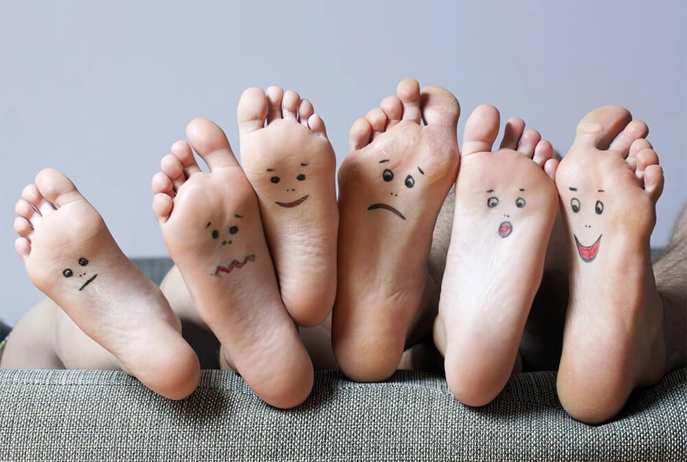 https://drgabrielazzini.com.br/wp-content/uploads/2020/08/Little-Shoe-foot-health-feet-faces.jpg